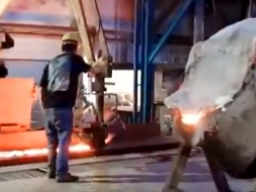 Мултифункционални манипулатор ливења испред пећи примењив на индустрију ливења