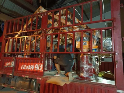 Два манипулатора за заливање се учитавају